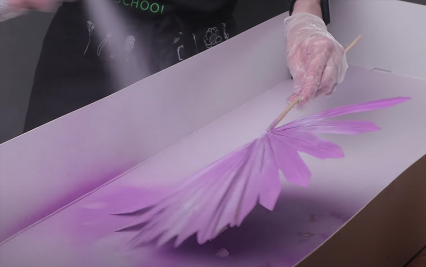 Покраска перламутровой аэрозольной краской для сухоцветов